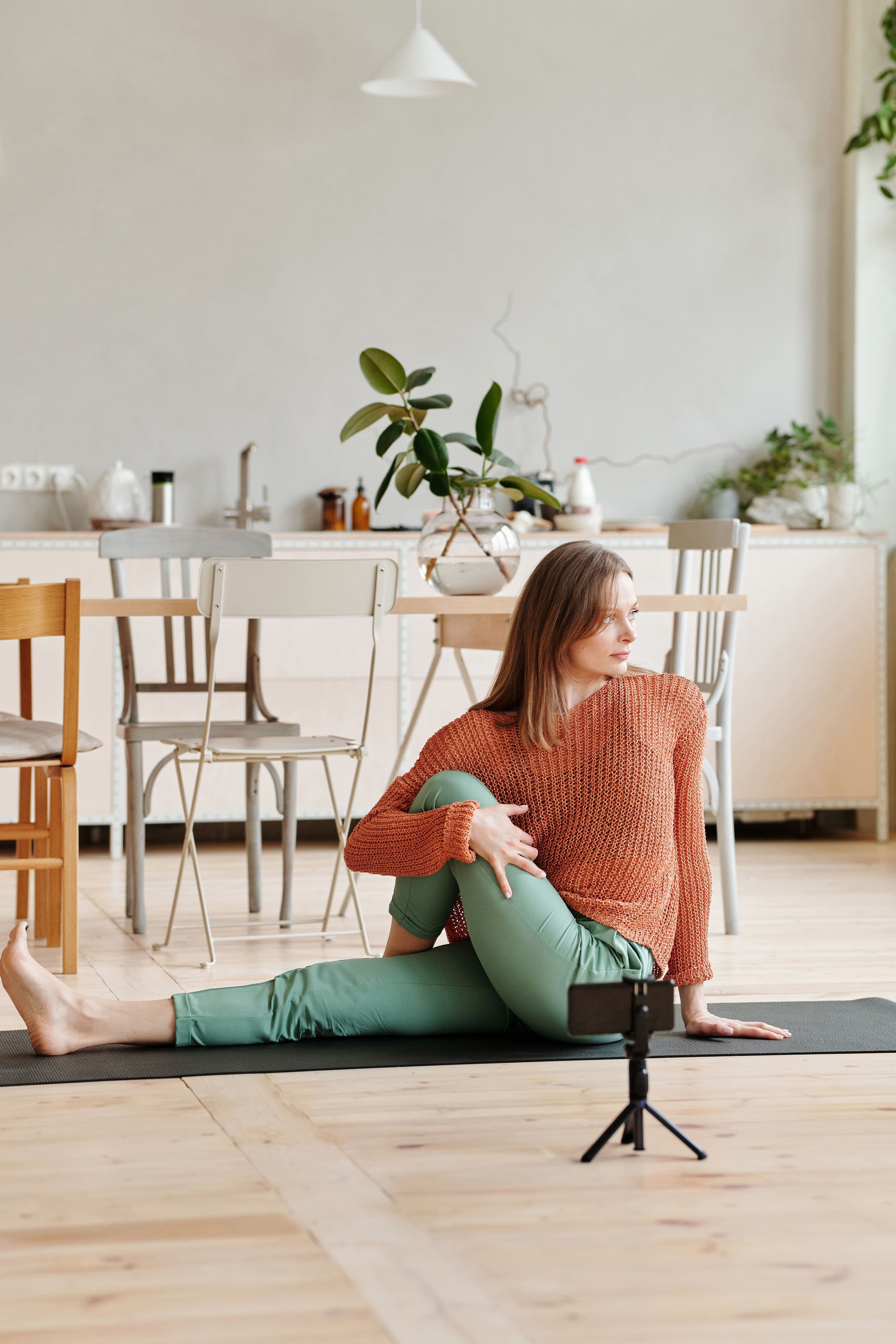 Instructeur de yoga certifié, en tenue de yoga, avant un cours.