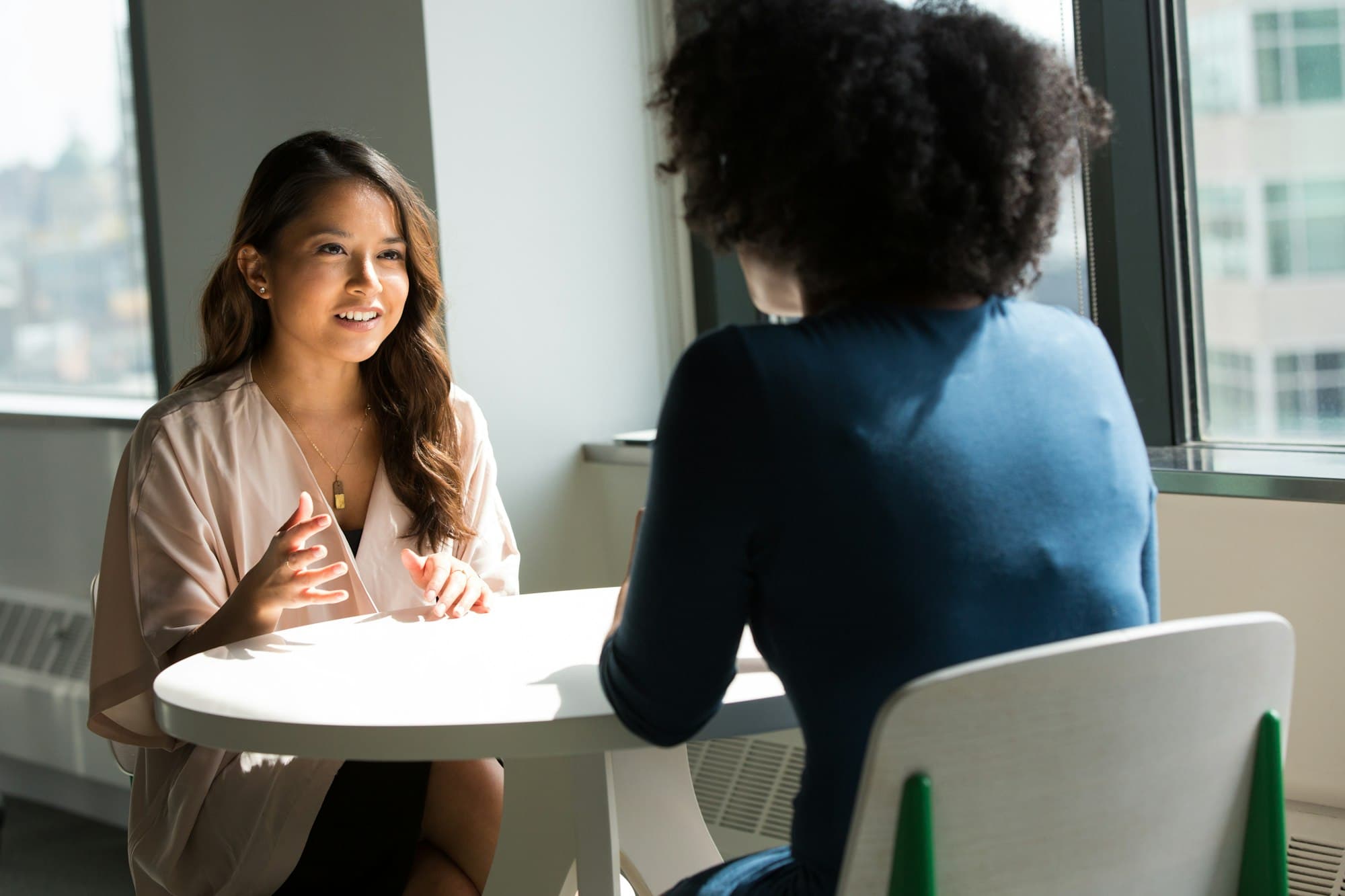 Professionnel dans une conversation de leadership concentrée