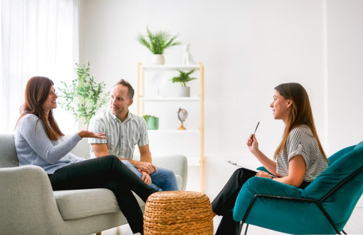 Couple assistant à une séance de counseling avec un thérapeute.