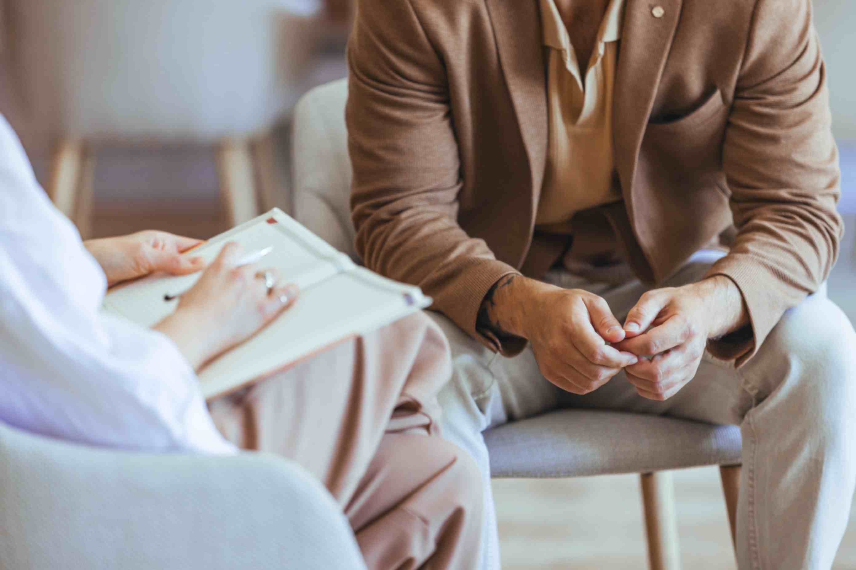 Thérapeute avec un client lors d’une consultation de thérapie individuelle.