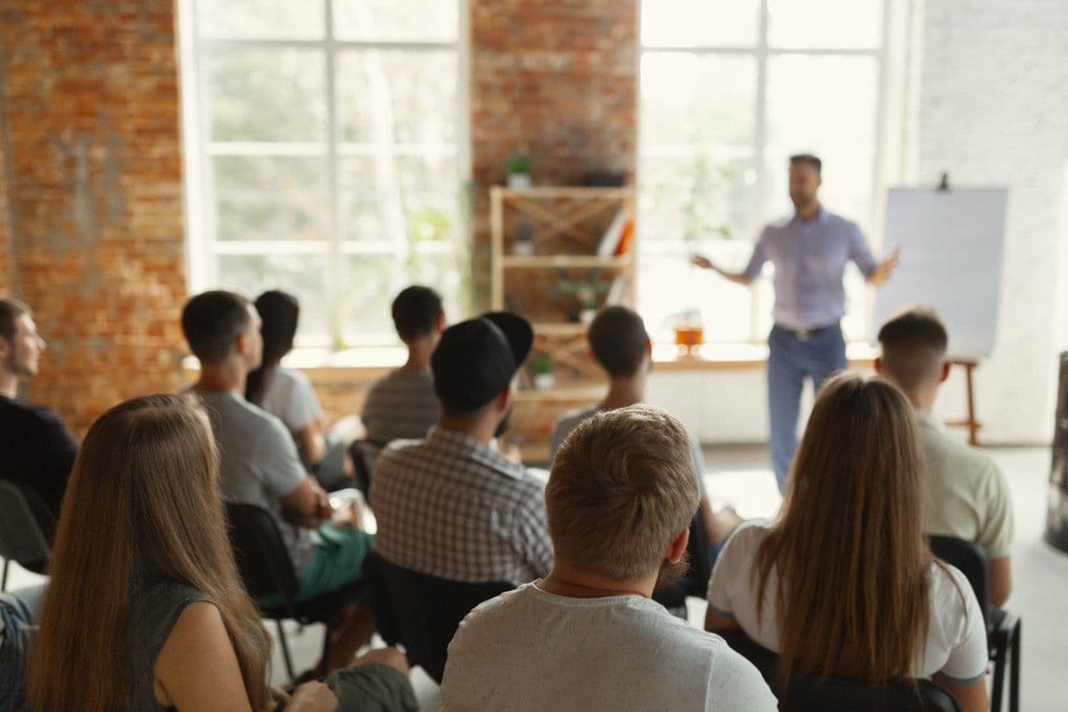 Coach de leadership guidant des professionnels lors d'une séance de coaching