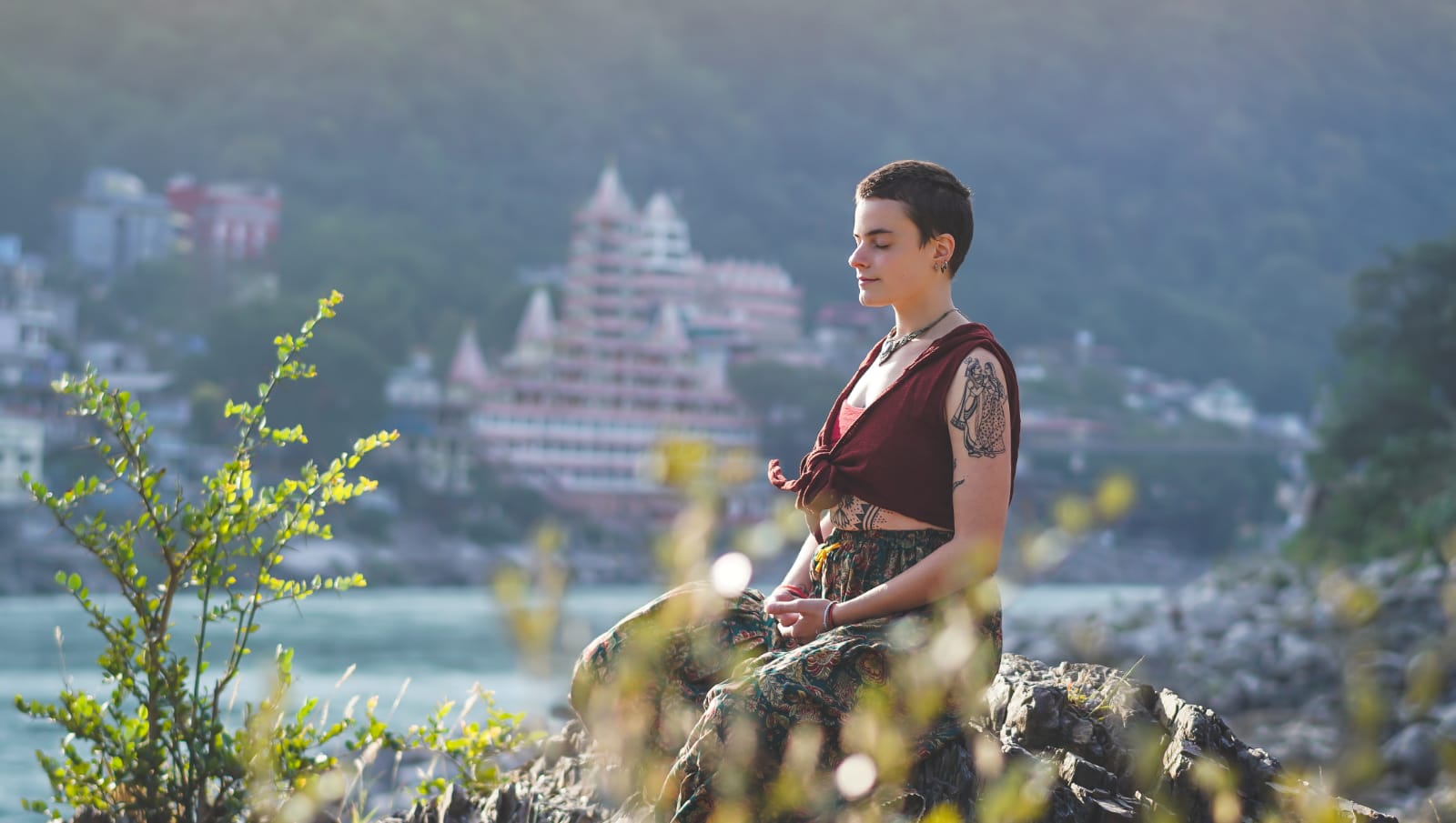 Une femme pratiquant le yoga chez elle